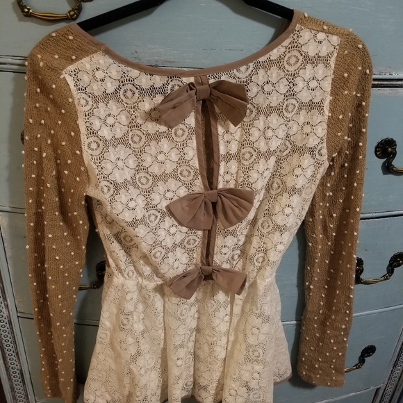 Ryu Chic Top With Bows ๐ - Picture 1 of 5